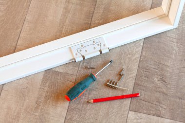 Beyaz kapı çerçevesinde menteşeler