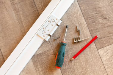 Beyaz kapı çerçevesinde menteşeler