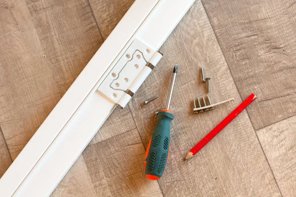 Beyaz kapı çerçevesinde menteşeler