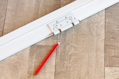 Bir zemin üzerinde kapı veya pencere çerçevesi, menteşe ve kalem