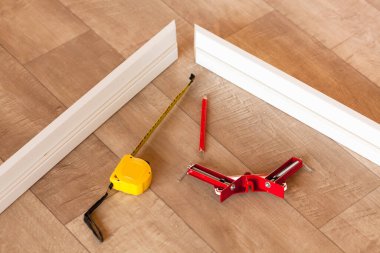 Bir marangozun aletleri ve ahşap bir zemindeki kapı veya pencere çerçevesinin detayları