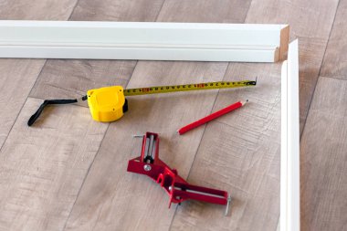 Bir marangozun aletleri ve ahşap bir zemindeki kapı veya pencere çerçevesinin detayları