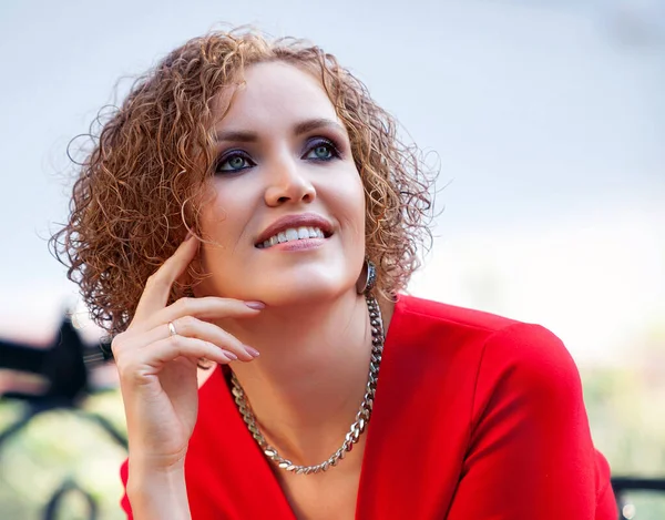 Mulher Feliz Vestido Vermelho Está Sentado Banco Parque Sorrindo — Fotografia de Stock