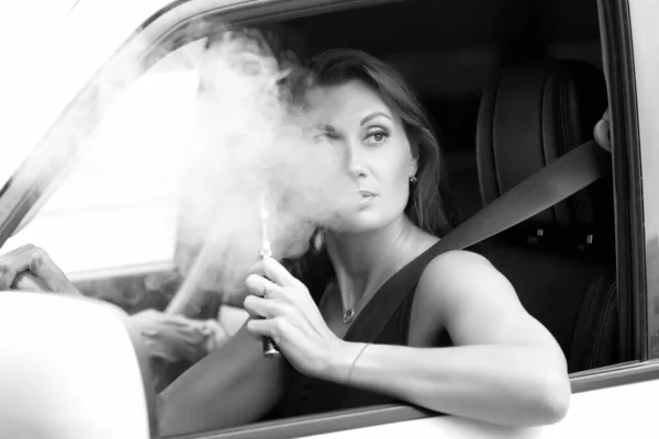 Mujer Bonita Fumando Cigarrillo Electrónico Mientras Conduce Coche — Foto de Stock