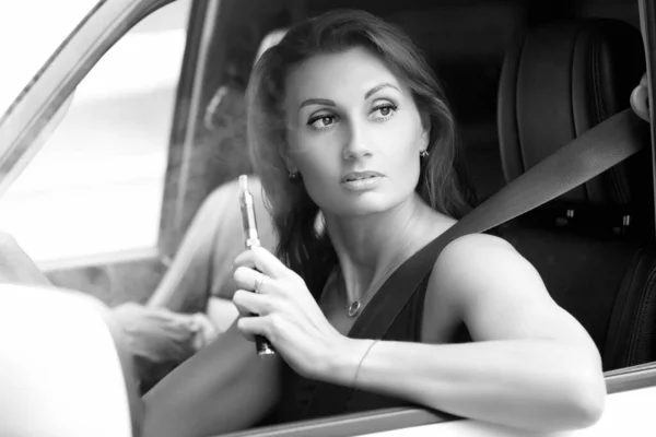 Mujer Bonita Fumando Cigarrillo Electrónico Mientras Conduce Coche — Foto de Stock