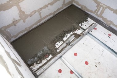 İnşaatın zeminine beton yapıştırılmış.