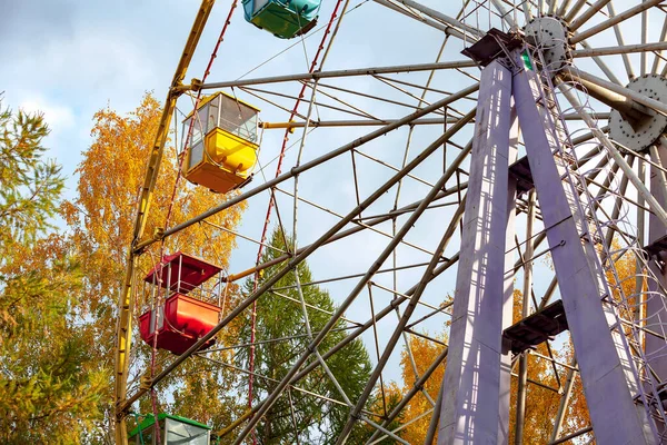 Parktaki eski dönme dolap.