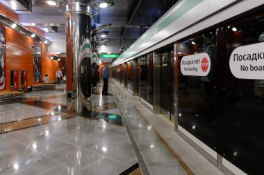 Saint-Petersburg, Rusya, 27 Mayıs 2018: yeni metro istasyonu Begovaya yolcular için 26 Mayıs 2018 açıldı. Nevskiy bölge Neva kıyısına yakın bulunan.