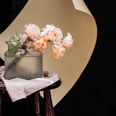 Arka planda vazoda parlak güller