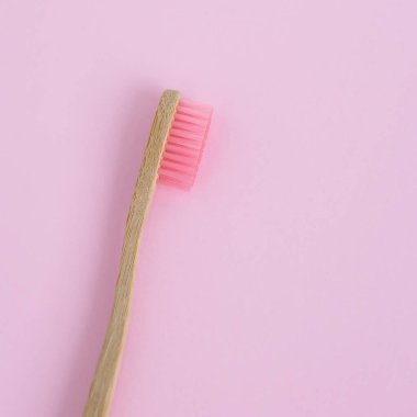 Arka planda bambu diş fırçası