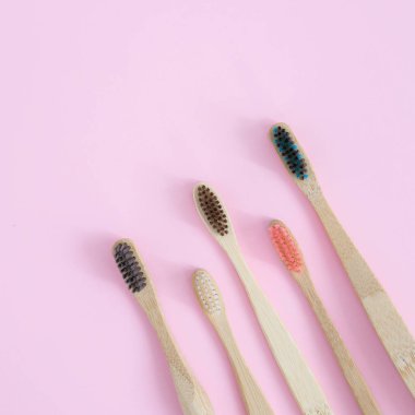 Arka planda bambu diş fırçaları ile ayarlanmış