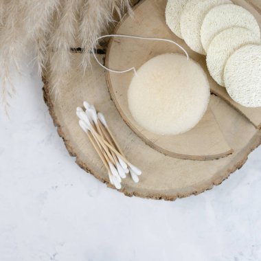 Yüz bakımı için doğal luffa süngerleri. sıfır atık