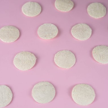 Yüz bakımı için doğal luffa süngerleri. sıfır atık