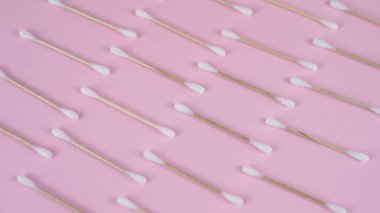 Pamuk tomurcuklar, arka planda tahta çubuklar. Yüz ve vücut bakımı için çevre dostu malzemeler kavramı