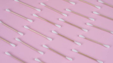 Pamuk tomurcuklar, arka planda tahta çubuklar. Yüz ve vücut bakımı için çevre dostu malzemeler kavramı