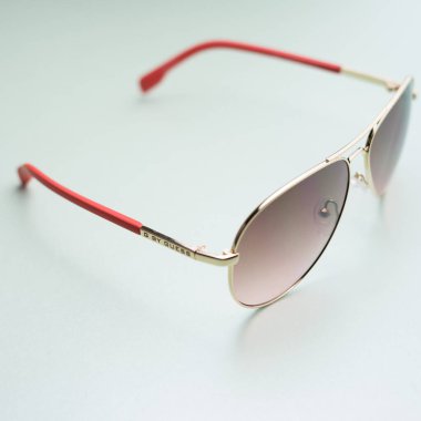 Güneş gözlüğü arka planda izole edilmiş, seyahat kavramı