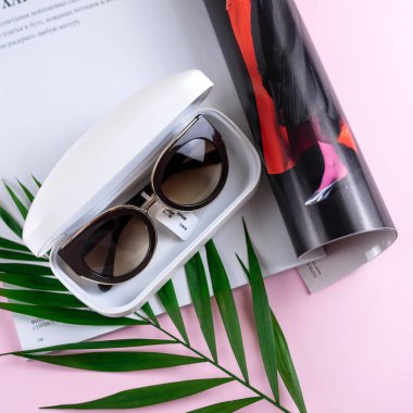 Güneş gözlüğü ve yaprak arka planda izole, seyahat kavramı