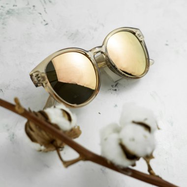 Güneş gözlüğü arka planda izole edilmiş, seyahat kavramı