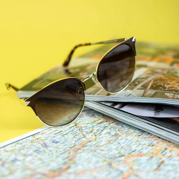 Γυαλιά Ηλίου Και Χάρτης Στο Παρασκήνιο Ταξιδιωτική Έννοια — Φωτογραφία Αρχείου