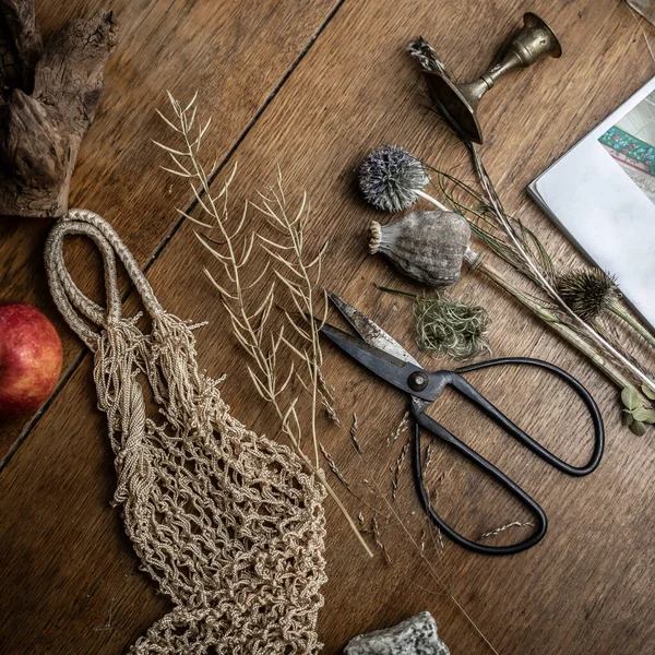 Ahşap arka planda makaslı bir hayat