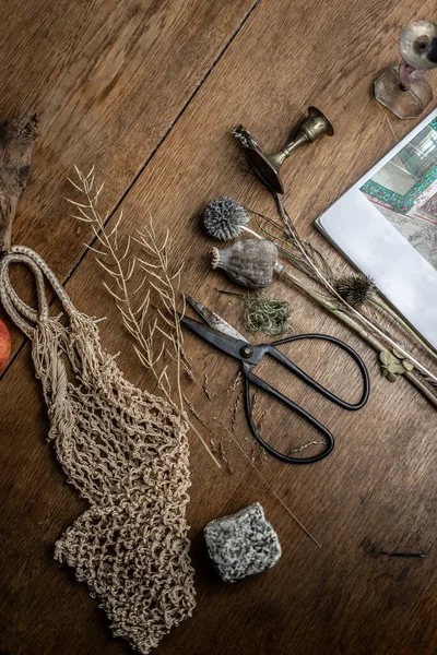 Ahşap arka planda makaslı bir hayat