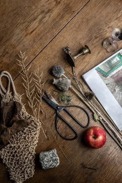 Ahşap arka planda makaslı bir hayat