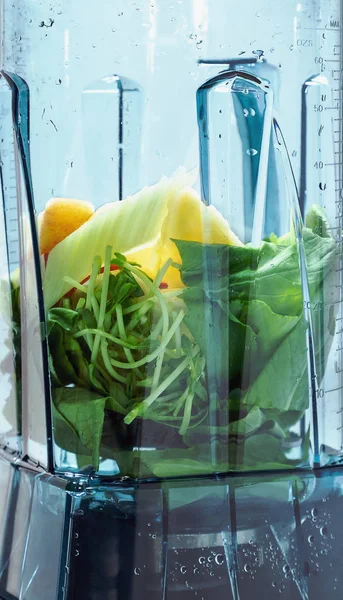 Kilo kaybı için sağlıklı güler yüzlü. Smoothie blender için malzemeler. Gibi malzemeler: ıspanak, kereviz, buğday tohumu, elma. 