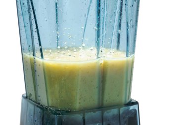 Tonifiyng güler yüzlü. Smoothie blender beyaz arka plan ile. 