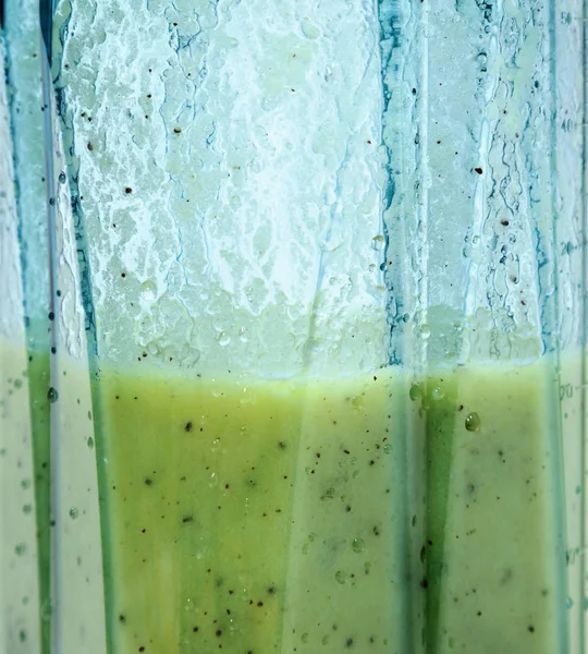 Kiwi and banana smoothie. Smoothie in blender closeup. — Stock Photo, Image