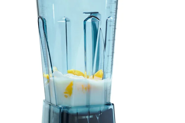 Mango ve yoğurt güler yüzlü. Smoothie blender için malzemeler 