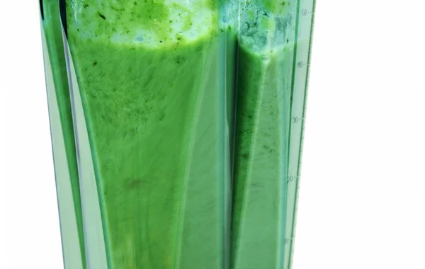 Green smoothie. Blending ingredients for green smoothie with whi — Stock Photo, Image