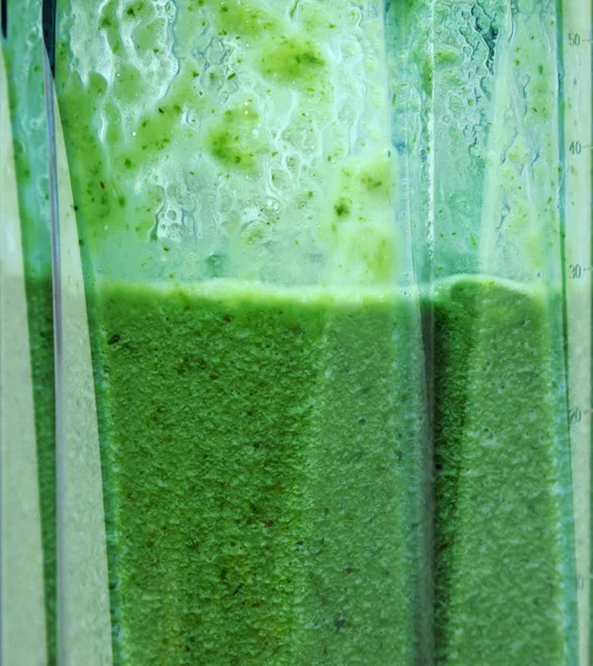 Um batido verde. Smoothie no close-up do liquidificador . — Fotografia de Stock