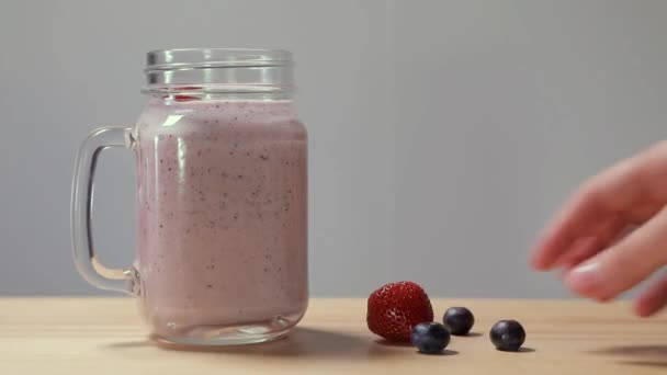 Beeren Smoothie Teil Eine Frau Steckt Beeren Beerensmoothies — Stockvideo