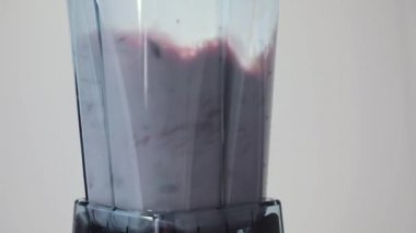 Berry milkshake karıştırma. Bölüm 01. Berry smoothie blender karışım için malzemeler.