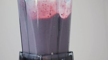 Berry milkshake karıştırma. Bölüm 03. Berry smoothie blender karışım için malzemeler.