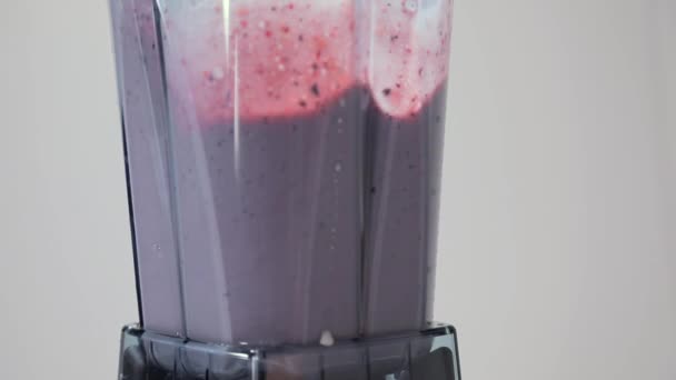 Blanda Bär Milkshake Del Ingredienser För Berry Smoothie Blandas Mixer — Stockvideo