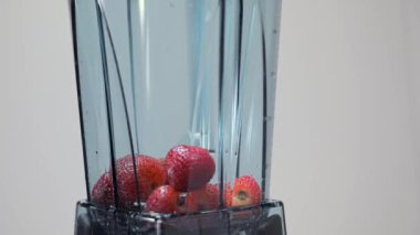 Meyve smoothie blender için. Bölüm 03. Berry smoothie blender için malzemeler.