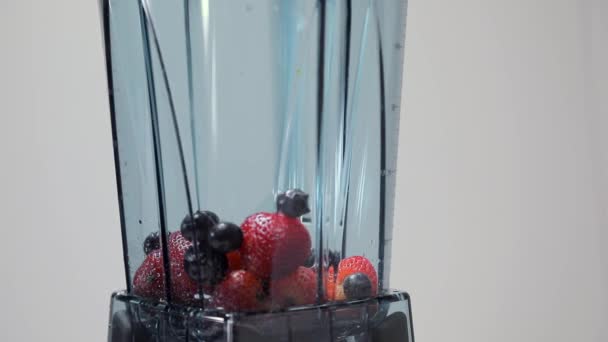 Berry Voor Smoothie Blender Deel Ingrediënten Voor Berry Smoothie Blender — Stockvideo