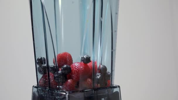 果汁搅拌机里的冰莓 06部分 果汁机中浆果奶昔的配料 静态射击 — 图库视频影像