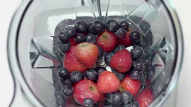 Smoothie blender için çilek. Üstten görünüm. Bölüm 04. Berry smoothie blender için malzemeler.