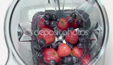 Smoothie blender için çilek. Üstten görünüm. Bölüm 03. Berry smoothie blender için malzemeler.