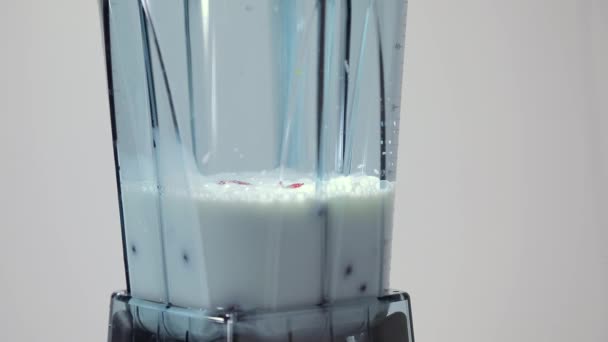 Gieten Melk Blender Deel Statische Opname Ingrediënten Voor Berry Smoothie — Stockvideo