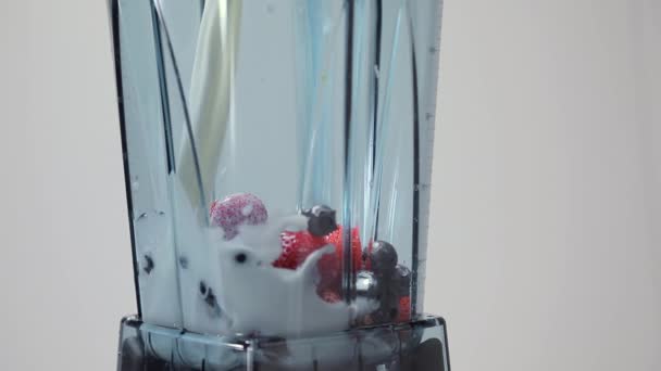 Gieten Melk Blender Deel Slow Motion Ingrediënten Voor Berry Smoothie — Stockvideo
