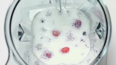 Süt çilek milkshake blender için ile. Üstten görünüm. Bölüm 05.