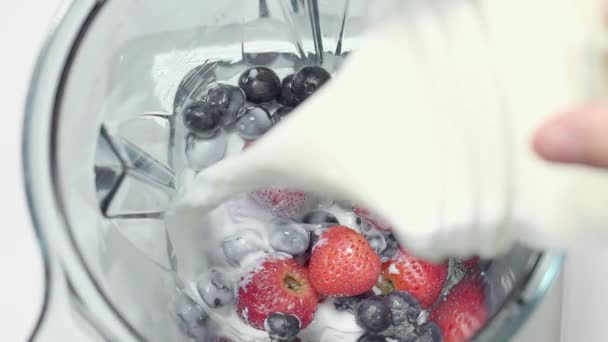 Çilek Milkshake Blender Için Süt Ekleyin Üstten Görünüm Bölüm Ağır — Stok video