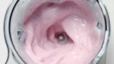Berry milkshake karıştırıcıda karıştırma. Bölüm 01. Beyaz arka plan ile.