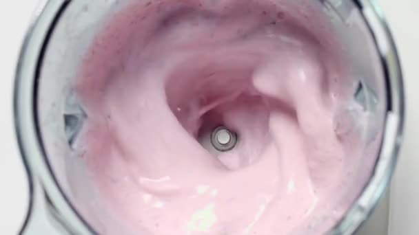 Berry Milkshake Mieszania Blenderze Część Białym Tłem — Wideo stockowe