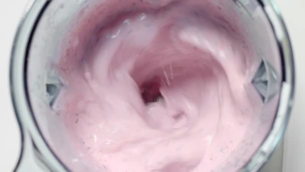 Berry Milkshake Mengen Blender Deel Met Witte Achtergrond Slow Motion — Stockvideo