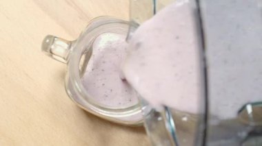 Berry milkshake cam sürahi gelen boş mason kavanoza koyuyorum. Bölüm 01.