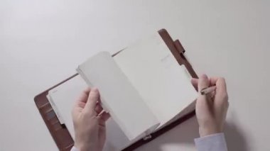 Spiral defter boş sayfaları adamın. Adamın elinde bir gömlek gülümsemek. Onun tükenmez kalem ver. Bölüm 02.